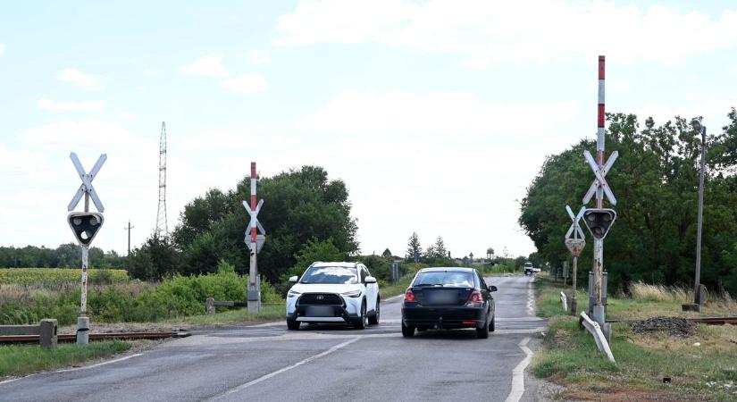 Miért nem jön a vonat, ha piros a lámpa? – a vasúttársaság elárulta, mi okozta a problémát