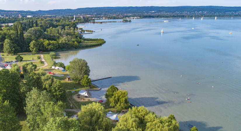 Egy nap alatt eltűnt a kakaszennyezés a keszthelyi Helikon strand vizéből, szabotázs gyanúja is felmerült, feljelentést tettek