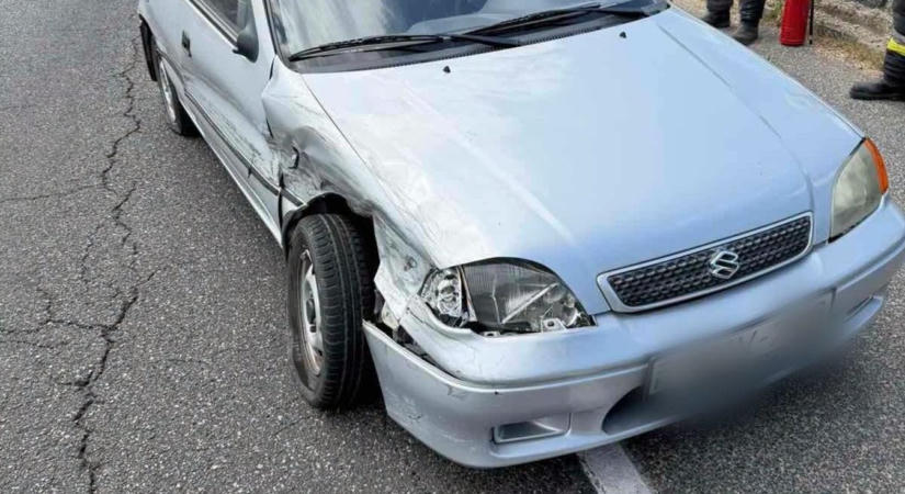 Csúnyán összetört két autó a 71-esen, fotókon a balatonfüredi karambol