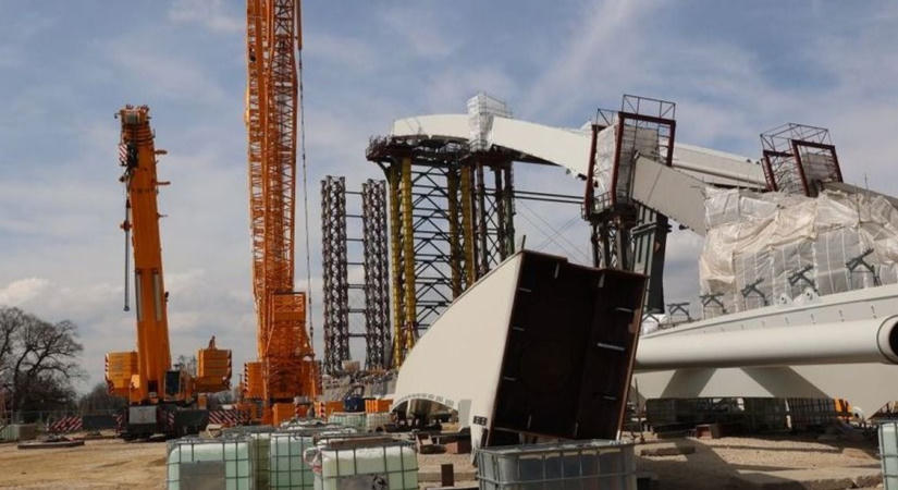 Vitézy Dávidék belenyúlnak a mohácsi híd projektjébe és visszavesznek belőle