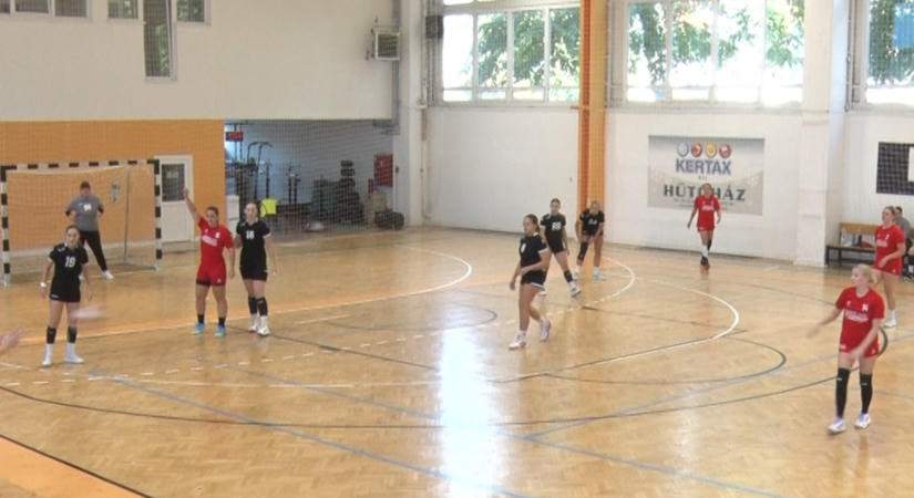 Fölényes győzelemmel indították az idényt a női kézisek
