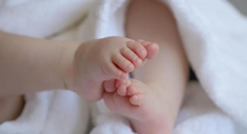 Köldökzsinórral együtt dobták ki egy újszülöttet a repülőtéren