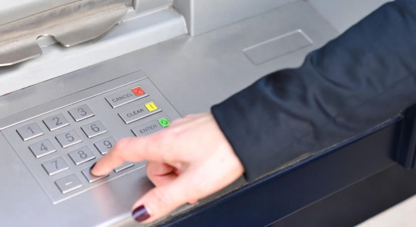 Értesítés nélkül változtatták meg az ügyfelek PIN-kódjait, megszólalt a K&H Bank