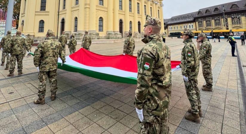 2026. október 23.: Felvonták az ünnepi zászlót Debrecenben