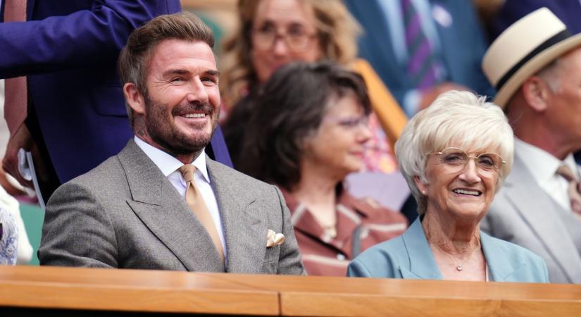 David Beckham 77 éves édesanyja igazi díva! Anya és fia végigizgulták a wimbledoni teniszmérkőzést a VIP páholyból