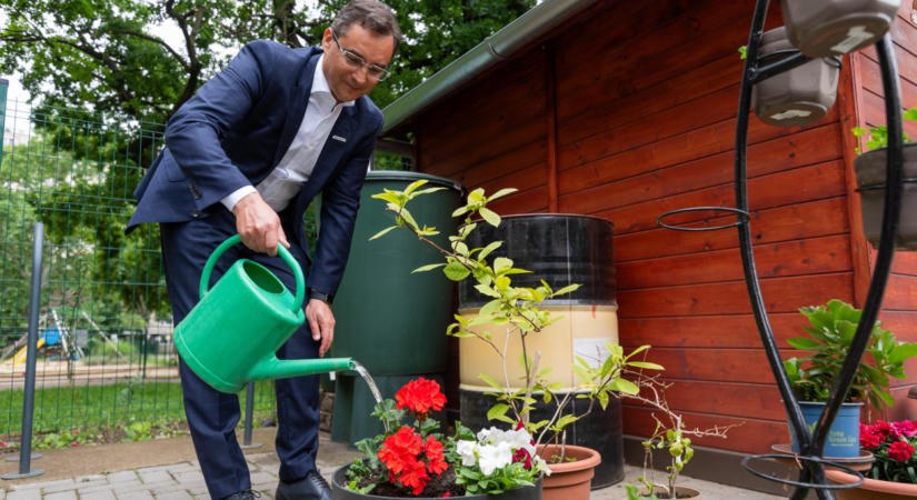 “Technológiai vízzel” öntözik a debreceni zöldfelületeket