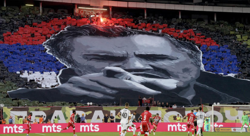 Félretették az ősi ellentétet, és együtt éltették a tömeggyilkos háborús bűnöst a Crvena Zvezda és a Partizan szurkolói