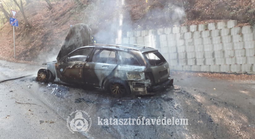 Autótűzhöz riasztották a tűzoltókat Mogyorósbányán