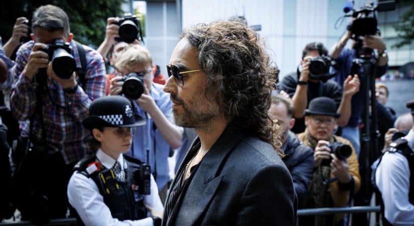 „Gyakorlatilag megerőszakolt, tudom, hogy ez történt” – folytatódik Russell Brand pere
