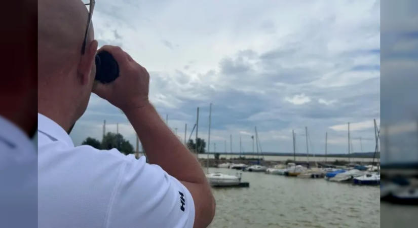 Szolgálaton kívül mentett meg egy nőt a Velencei-tó iszapjából a gárdonyi rendőr