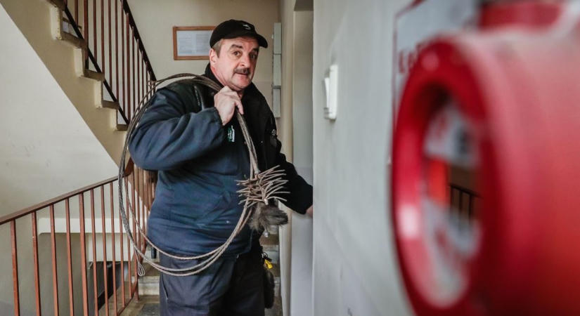 Nyáron is házhoz megy a kéményseprő: akár most kérhetünk időpontot a saját biztonságunkért