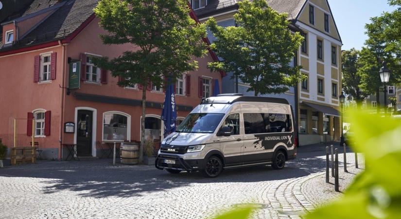 Komfortos kempingbuszokkal rukkolt elő az oroszlános márka