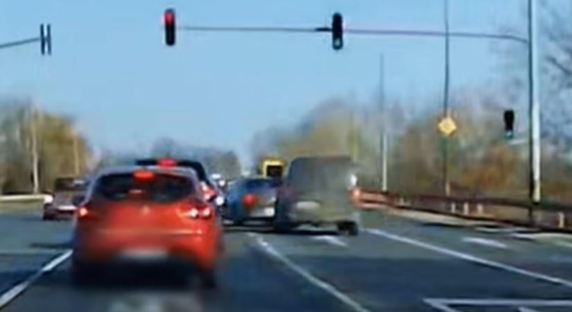 Videó: Szabálytalanul fordult balra, a mögötte érkező nekiment – mindkét sofőr ellen eljárás indult