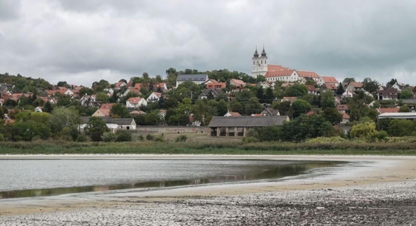 Mennyit bír még el a Balaton? A vitatott Kenderföldek jövőjéről is szó lesz Tihanyban