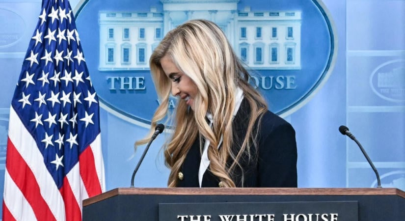 Mennyire kínos összekeverni a férjedet az elnökkel? – katasztrofális lett Trump új fehér házi szóvivőjének a bemutatkozása
