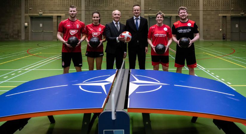 Szijjártó Péter Teqball-asztalt adott át a NATO részére