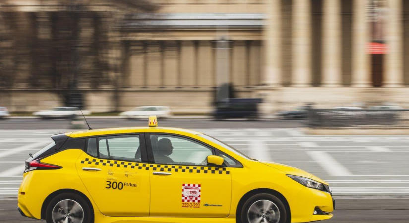 Így változik az élet augusztusban: hetilappá alakulnak a vidéki újságok, emelkednek a taxitarifák, új járatok indulnak