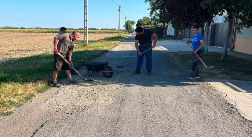 Lapátot ragadtak a marosleleiek, hogy gyorsabban eltűnjenek a kátyúk