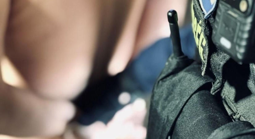 Videóval! Rendőrök jelentek meg a debreceni telephelyen, népes brigád bukott le!