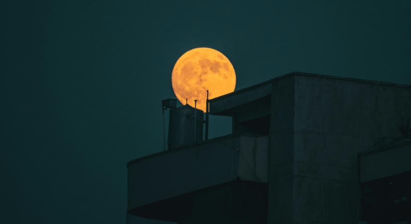 Csillagászat nappal: a Hold sarlója elfedi a Vénusz sarlóját
