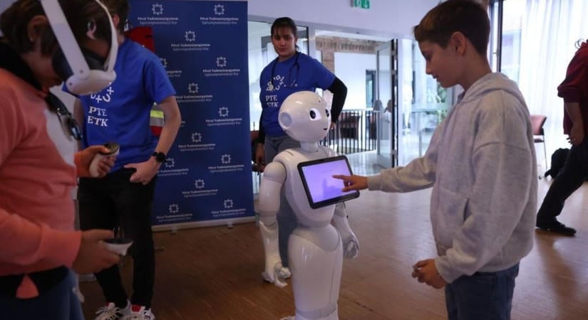 Látványos kísérletekkel és robotikával hozták közelebb a tudományt a fiatalokhoz Pécsen