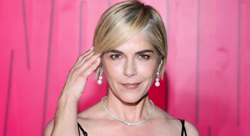 Rendőrnőt és ápolónőt is megrúghatott Selma Blair, vádat emeltek ellene