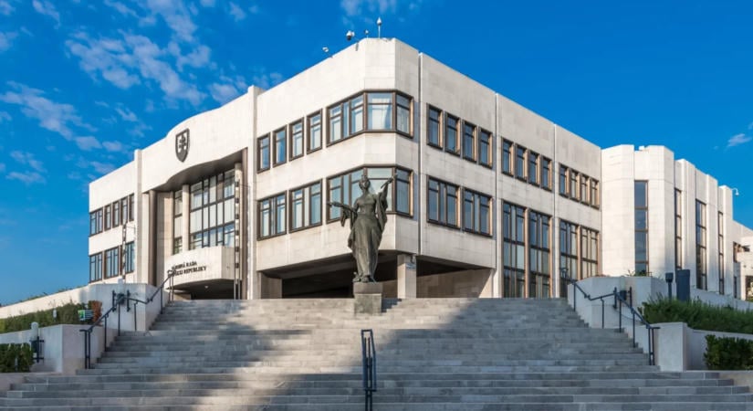 Jóváhagyta a 2027-es költségvetést a szlovák parlament, emelkedik a hiánycél