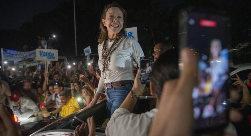 Tíz hónap után hazatért Venezuelába María Corina Machado