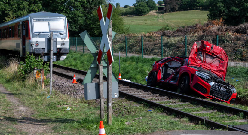 Autó ütközött vonattal Nógrád megyében