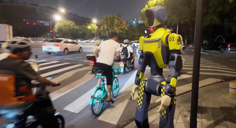 Ilyet még nem láttál: robotrendőrök lepték el egy nagyváros utcáit – galéria