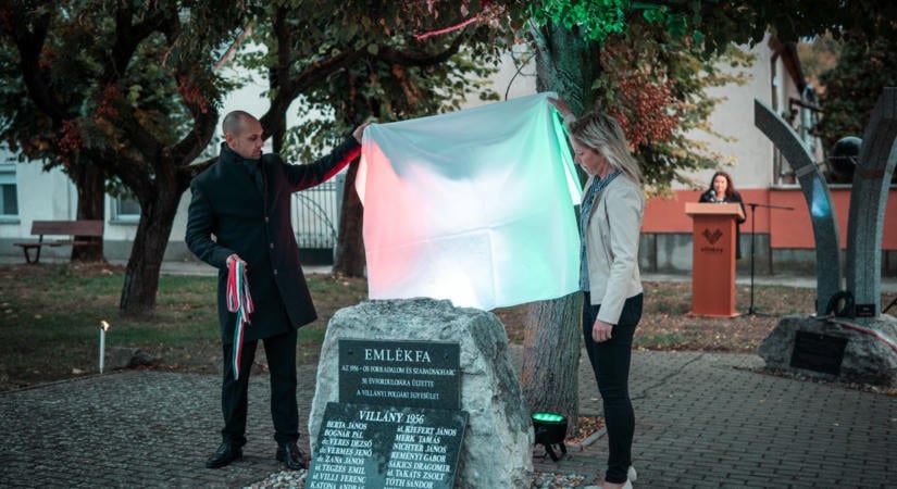 Új emléktáblát avattak az 1956-os hősök tiszteletére Villányban