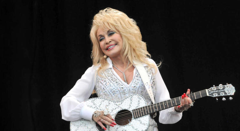Az Empire State Building rózsaszín fényben ragyogott az emlékére – meghalt Dolly Parton