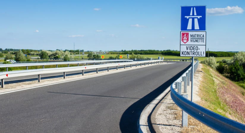 Teherautó és személyautó ütközött az M3-ason, Kál közelében