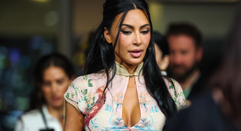 Kim Kardashian ellopta a show-t a Forma-1-en: áttetsző szettben szurkolt Lewis Hamiltonnak