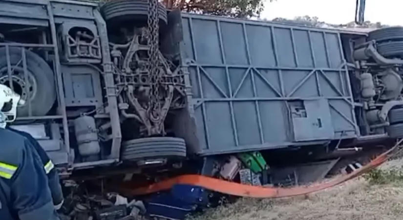 Videón, ahogy a tűzoltók csörlőzéssel emelik ki az árokból az M3-ason felborult lengyel buszt