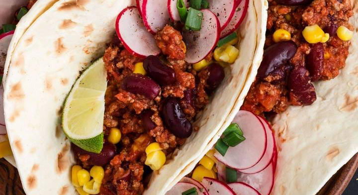 Chilis babbal töltött tortillatekercs: laktató ebéd vagy vacsora