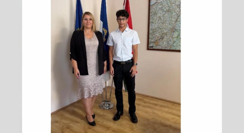 Ösztöndíjszerződést kötött a Tolna Megyei Rendőr-főkapitányság egy rendészeti képzésben részt vevő diákkal