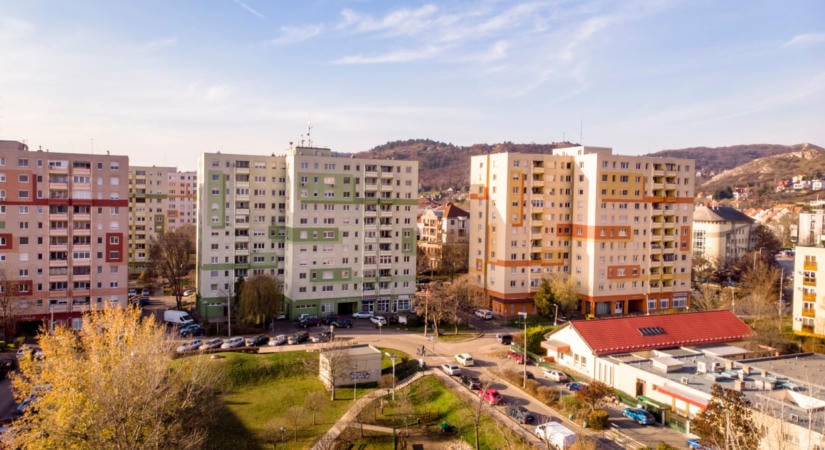 Drasztikus fordulat a magyar lakáspiacon: dörzsölhetik a tenyerüket a vevők, milliókat lehet lealkudni az árból