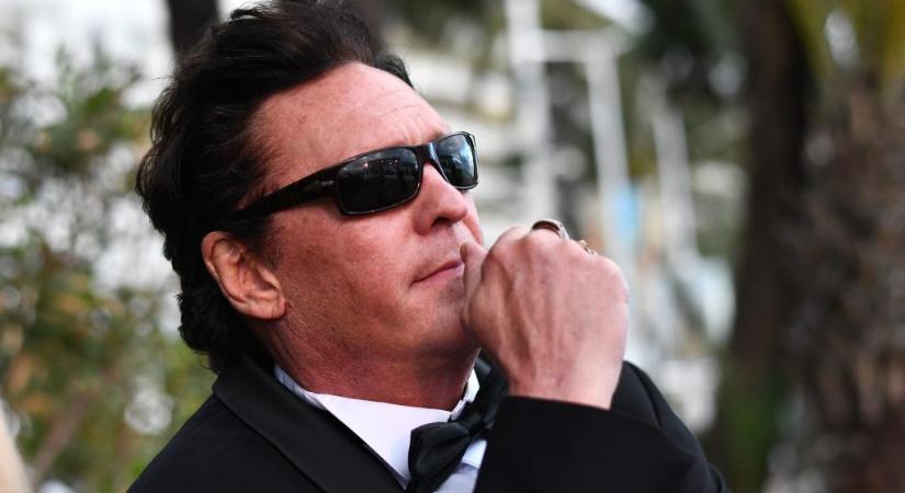 Még egy filmben láthatjuk: Michael Madsen professzort alakított egyik utolsó szerepében