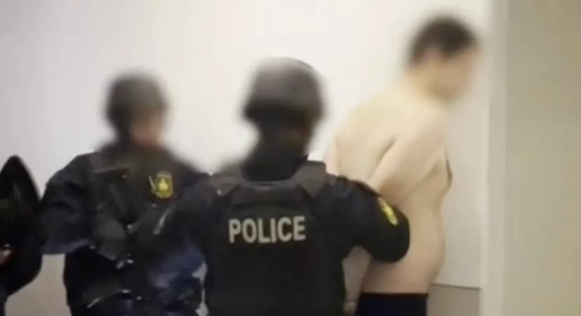 60 ezer forintot, plusz két üveg vodkát rabolt fegyverrel a benzinkútról, pár óra múlva már alsónadrágban rángatták ki a lakása elé