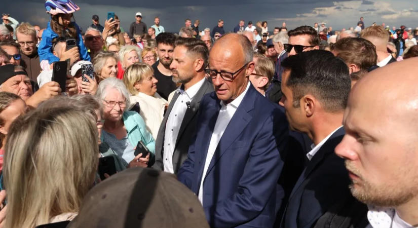 Kifütyülték a német kancellárt az első kampányfellépésén