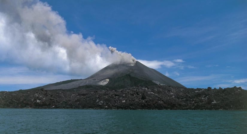 8 reptér állt le Indonéziában a Krakatau kitörése miatt: 170 ezer utas ragadt az országban