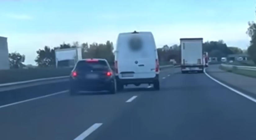 Nem engedték el, a szalagkorlát felé szorított egy autóst az M1-esen – videó