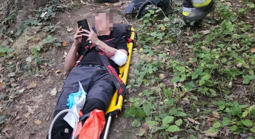 Lezuhant egy túrázó a Bakonyban, tűzoltók mentették ki az erdőből