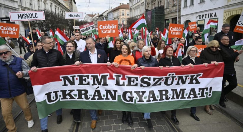 A Fidesz–KDNP összes miskolci képviselője megdobta félmillióval a csíksomlyói búcsúba induló egyesületet, amelyik vett is 350 narancssárga dzsekit