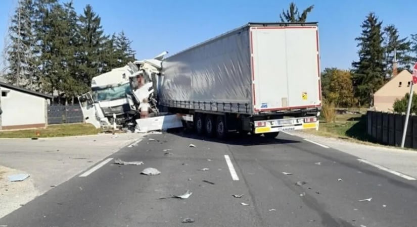Frontálisan ütközött két kamion a 86-os úton – teljesen lezárták az utat