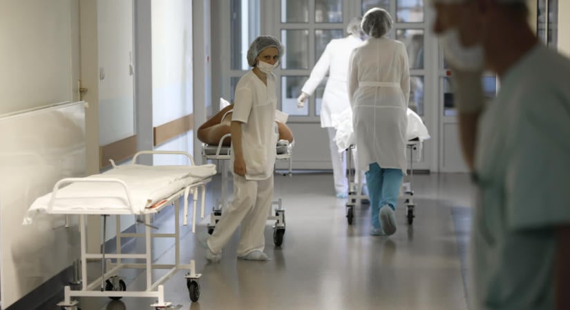 Novemberben indulhat a térd- és csípőprotézis-várólisták csökkentése
