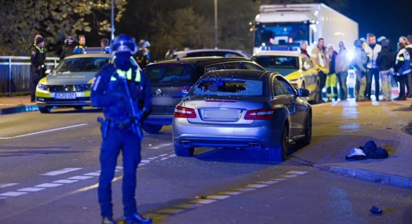 Tömegbe hajtott egy autó Németországban, a rendőrök rálőttek, az elkövetők elmenekültek