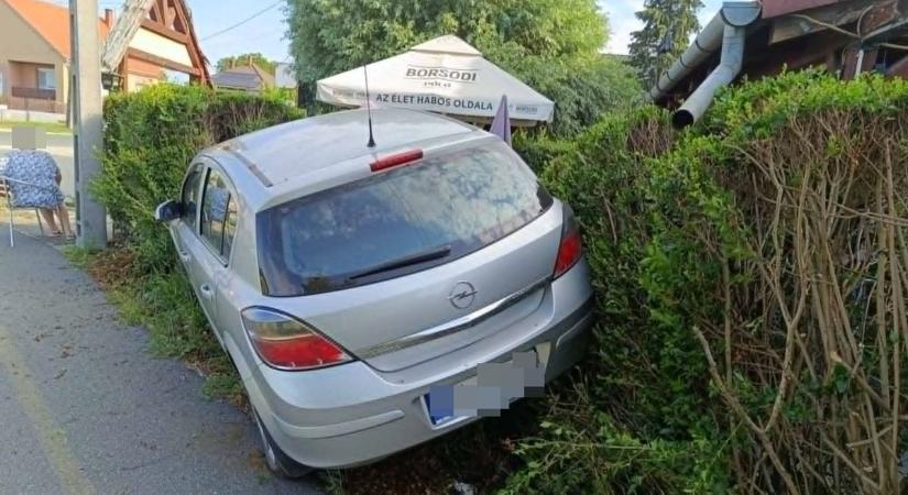 Vasi kávézó kerítésébe csapódott egy autó - fotók