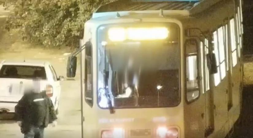 Öt évre ítélték a villamoson leszbikus nőkre támadó férfit